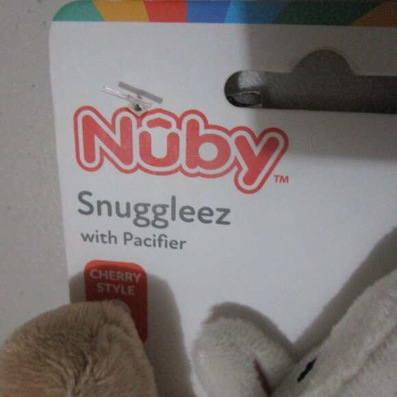 NWT Nuby Snuggleez with Cherry Pacifier holder stuffed Giraffe 0-6 Months - Picture 4 of 12
